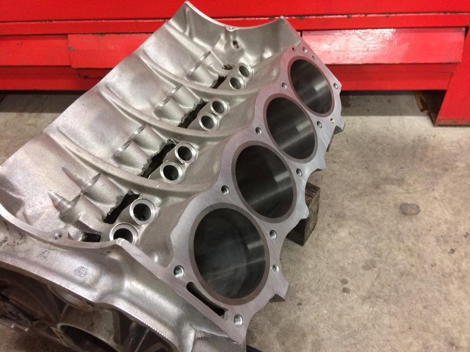 Bloc Land Rover V8, chemises en place, atelier MoteK