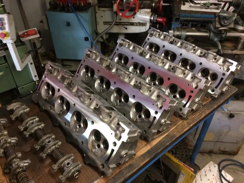 Culasses Land Rover V8, atelier MoteK